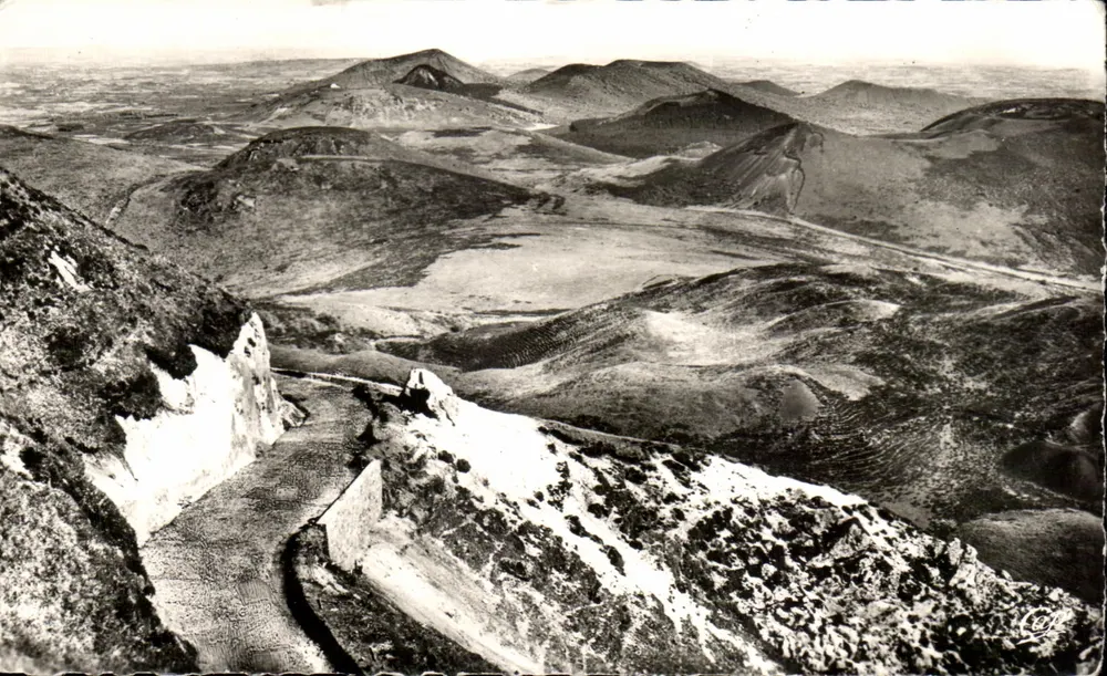 Panoramablick auf den Puy-de-Dôme — Autobahn Grand Rocher — Restaurant du Puy-de-Dôme - Vorderseite