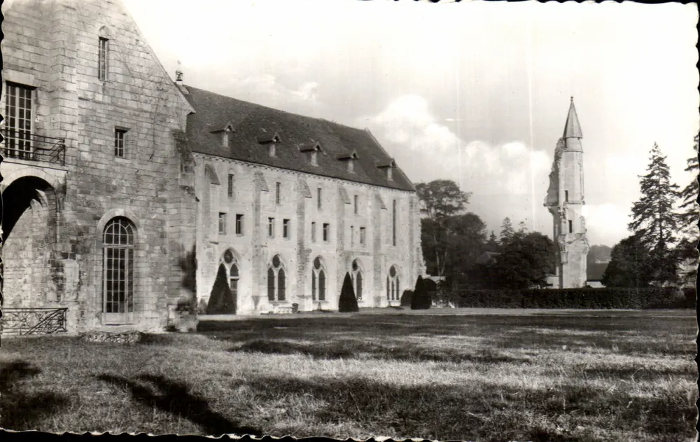 Abadia de Royaumont — Vista geral do lado Leste — André Lecointe, editor - Frente