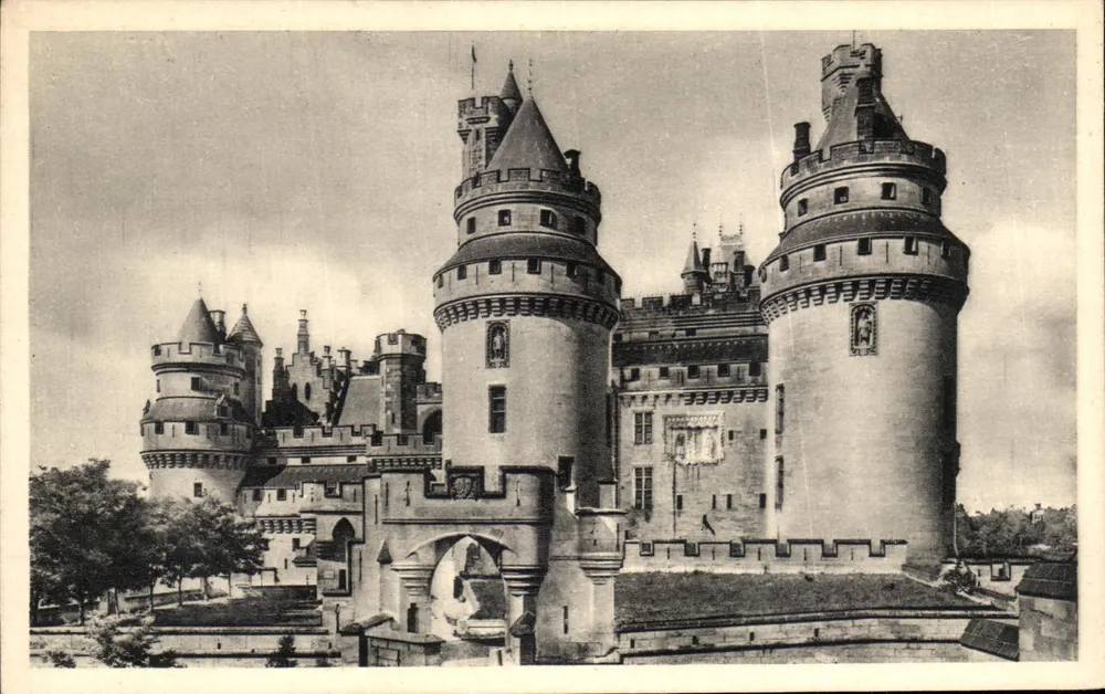 Schloss Pierrefonds — Türme von Jules César und Charlemagne — Serv. Commercial Monuments Historiques Gd Palais, Paris - Vorderseite