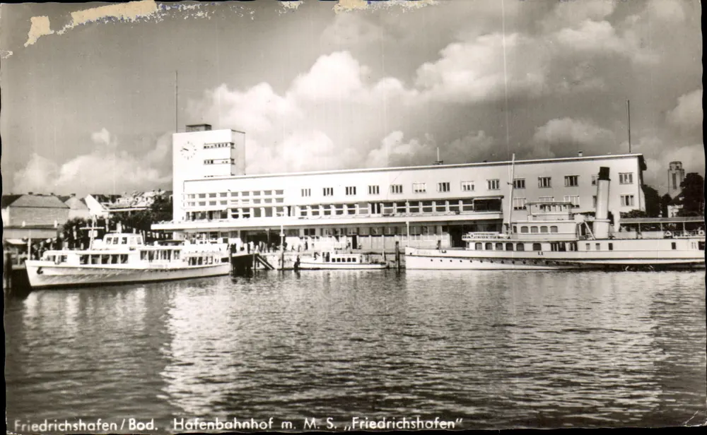 Friedrichshafen/Bodensee — Ansicht des Hafenbahnhofs mit dem M.S. „Friedrichshafen“ — Verlag Gruber / Württemberg - Vorderseite