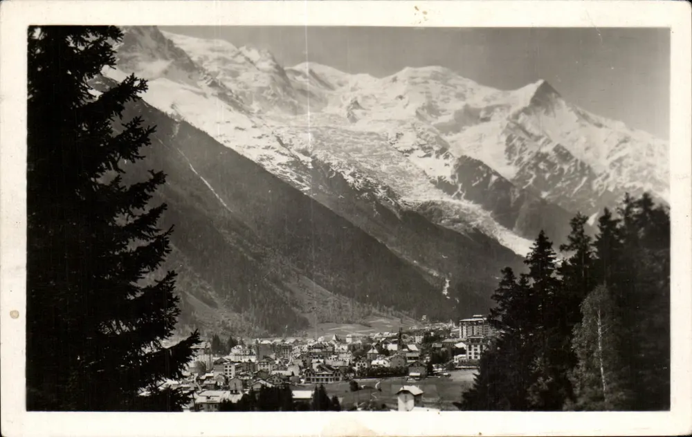 Chamonix — Vista geral e o Monte-Blanco — Edição GIL, Annecy, n° 2610 - Frente