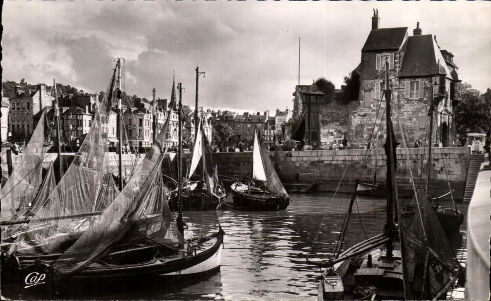 Honfleur — Ansicht des Hafens der Lieutenantance — Cie des Arts Photomécaniques, 44, rue Letelier, Paris - Vorderseite