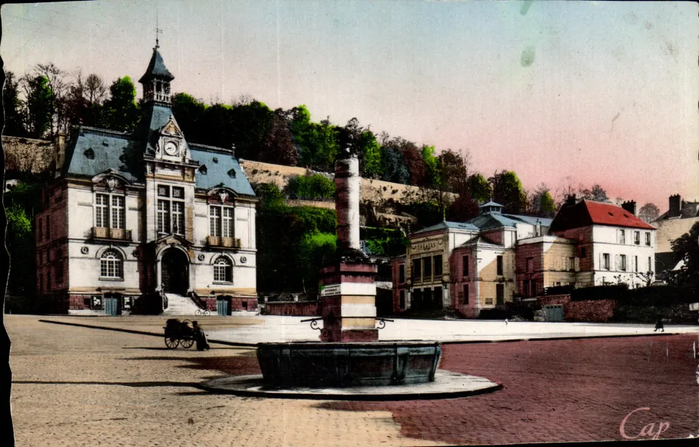 Château-Thierry — Place de l'Hôtel de Ville und das Theater — Cap - Vorderseite