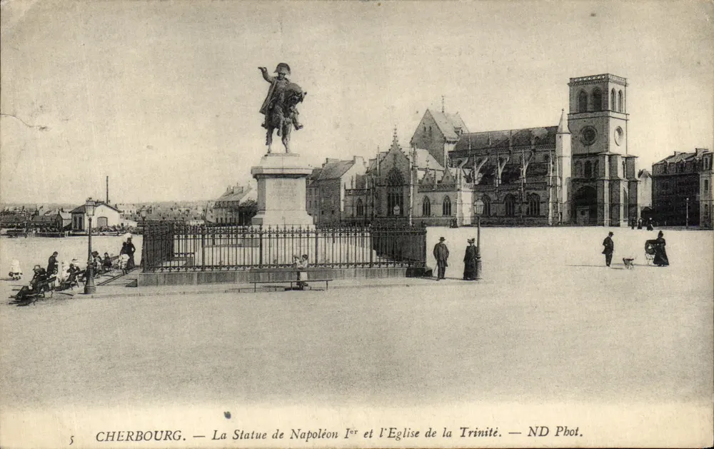 Cherbourg — Ansicht der Statue Napoleons I. und der Kirche der Dreifaltigkeit — ND Phot. - Vorderseite