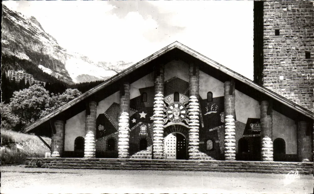 Fachada do Plateau d'Assy — N.-D.-de-Toute-Grâce — Copyright by S.P.A.D.E.M., Paris - Frente