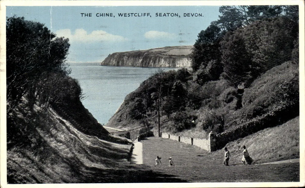 The Chine, Westcliff, Seaton, Devon — vista da costa com falésias e promenade — E. T. W. Dennis & Sons, Ltd. - Frente