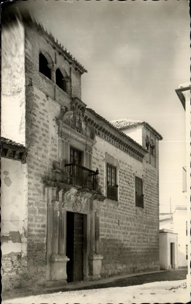 Casa de Mondragon — façade historique avec balcon et portail sculpté — Éditions ARKILAS, série 137 - Frente