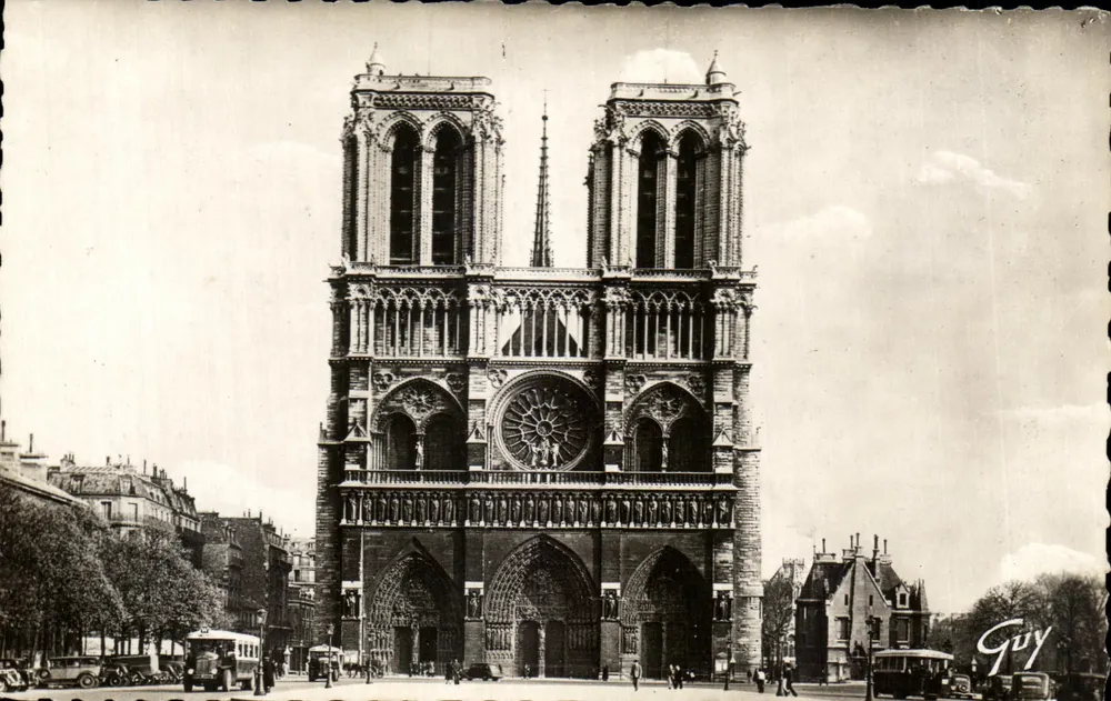 Notre-Dame von Paris — Frontalansicht — Guy - Vorderseite