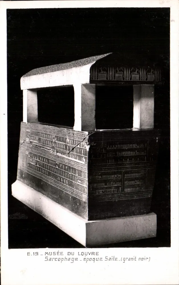 Sarcophagus Saïte-tijdperk — zwarte graniet — Louvre Museum — E.19 - Voorkant