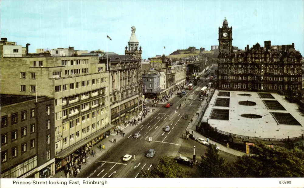 Princes Street gericht naar het Oosten, Edinburgh — luchtfoto — Post Dennis Productions, n° E.0290 - Voorkant