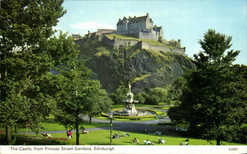 Das Schloss, vom Princes Street Gardens aus gesehen, Edinburgh — Verlag Post Dennis Productions, Seriennummer E0287 - Vorderseite