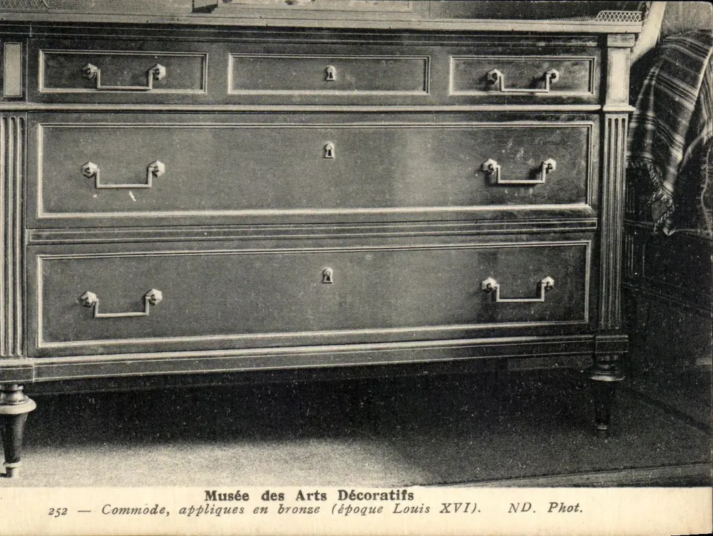Schrank mit Bronzeapplikationen (Epoche Louis XVI) — Musée des Arts Décoratifs — ND. Phot. n°252 - Vorderseite