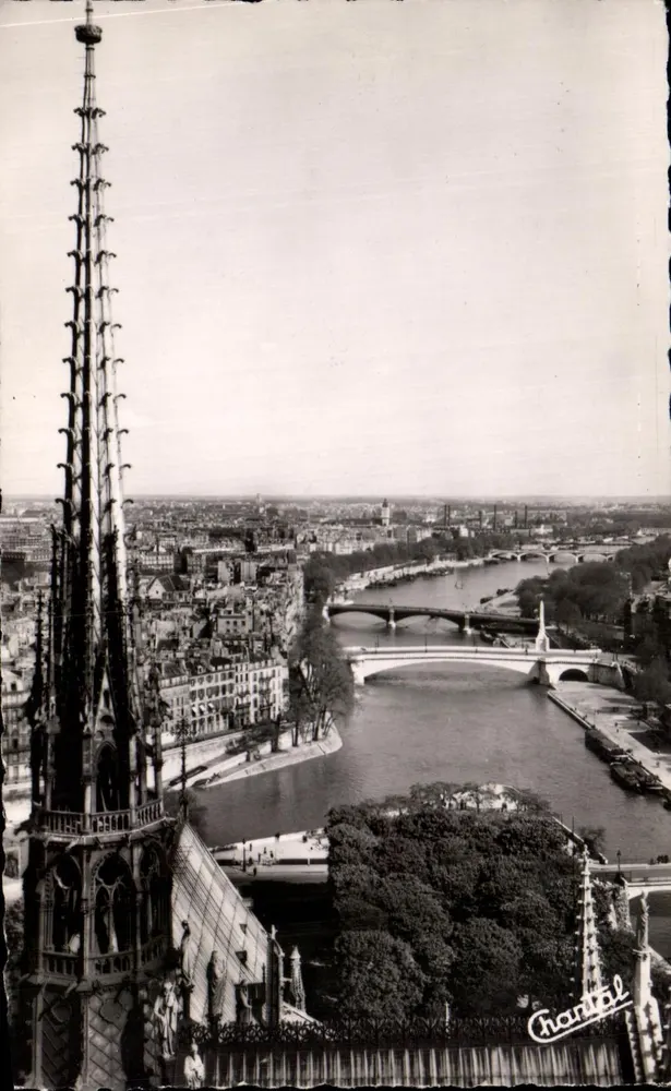 Paris — A Flecha da Notre-Dame e a Sena — Chantal - Frente