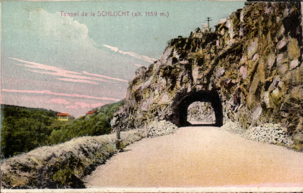 Túnel da SCHLÜCHT (alt. 1159 m.) — vista do túnel em um paisagem montanhosa — editor não visível - Frente