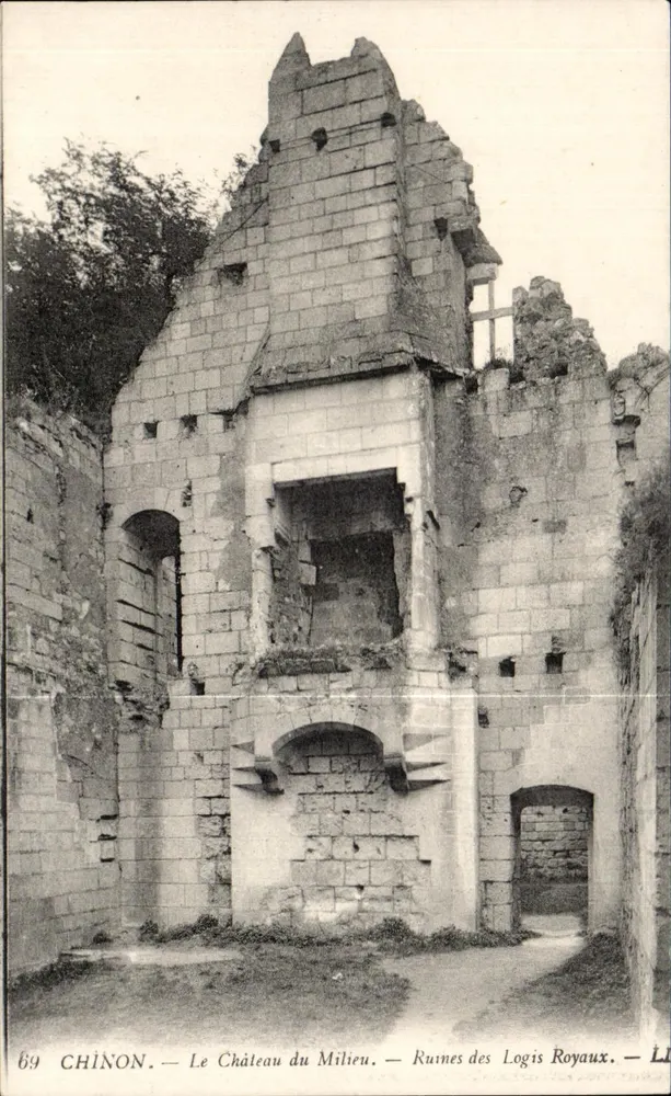 Chinon — Schloss in der Mitte — Ruinen der königlichen Wohnungen — LL - Vorderseite