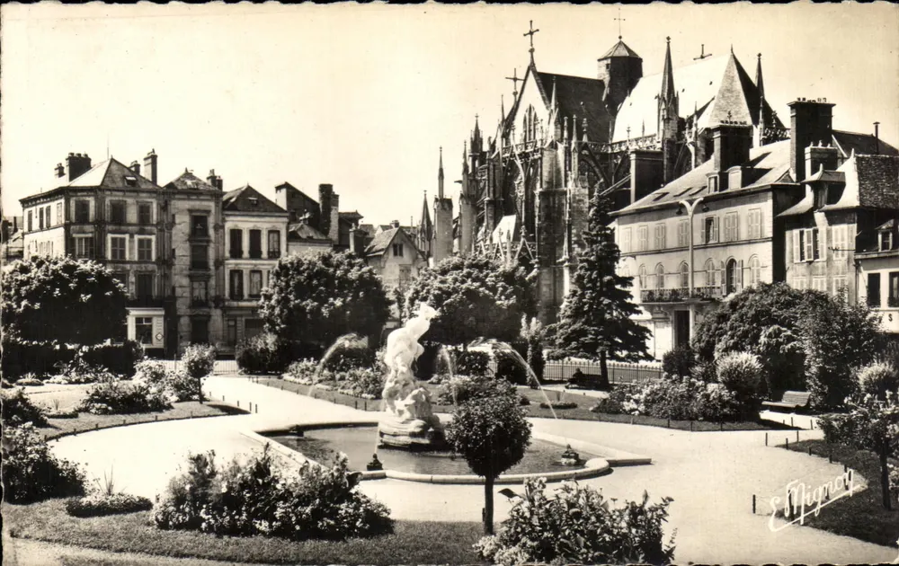 Garten der Präfektur — mit dem Marmor-Gruppenwerk « Le Rapt » des Bildhauers Aubois Suchet — Kirche Saint-Urbain im Hintergrund — E. Mignay - Vorderseite