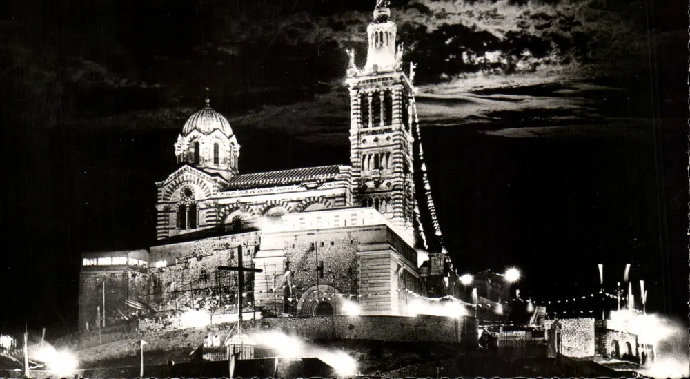 Marseille — Basilique Notre-Dame de la Garde in der Nacht — Le Carrefour du Monde, n°1166 - Vorderseite