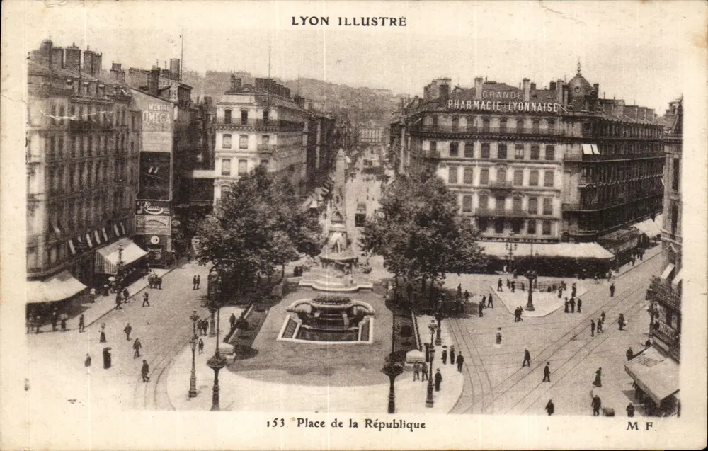 Place de la République — vue de la fontaine et des bâtiments — éditeur LYON ILLUSTRÉ, n° 153 - Vorderseite