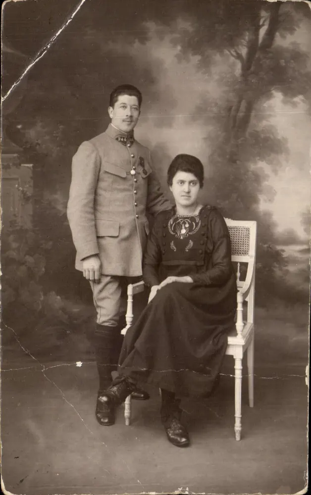 Retrato de um casal — homem em uniforme militar e mulher em vestido escuro — editor desconhecido, número de série não visível - Frente