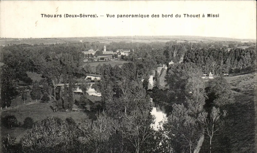 Thouars (Deux-Sèvres) — Panoramablick von den Ufern des Thouet in Missi - Vorderseite