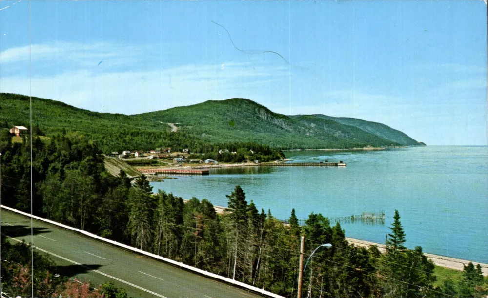 Anse de la Rivière Noire mit Cap au Chiens — St.-Siméon, Charlevoix, P.Q. — Veröffentlicht von Photographe de la Malbaie - Vorderseite