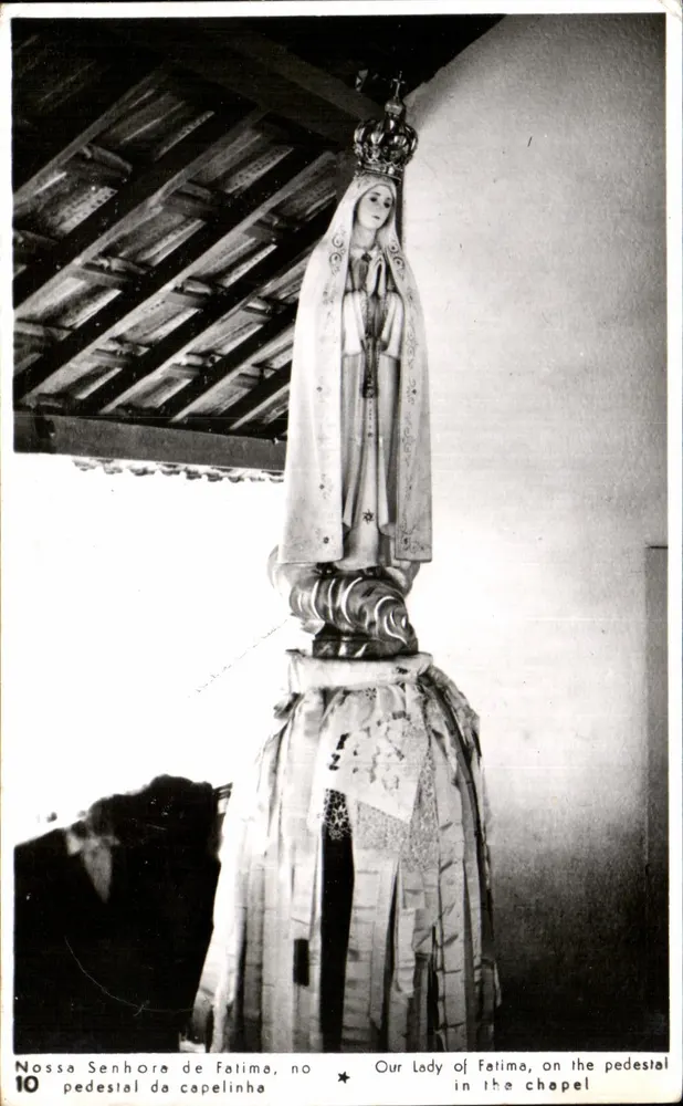 Notre Dame de Fátima — Statue auf Sockel in der Kapelle — unbekannter Verlag, Nr. 10 - Vorderseite