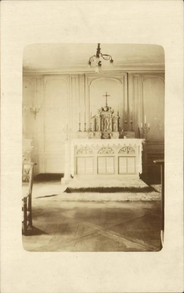 Interior de uma igreja — altar decorado e candelabro - Frente