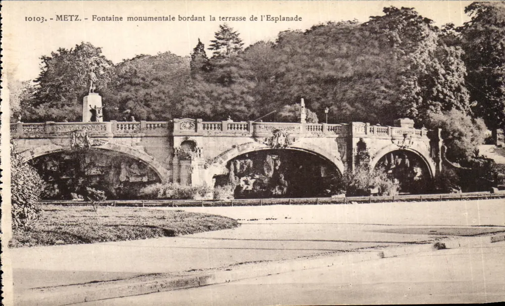 Metz - Monumentale Fontäne, die die Terrasse der Esplanade umgibt — n° 10103 - Vorderseite