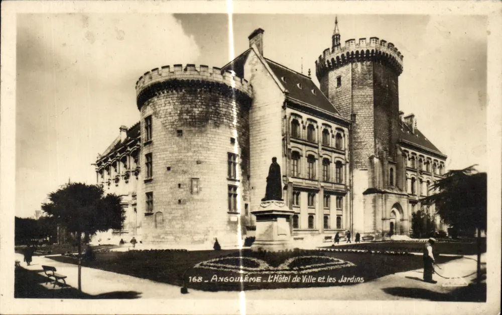 Angoulême — Das Rathaus und die Gärten — C.P.A.P. Paris - Vorderseite