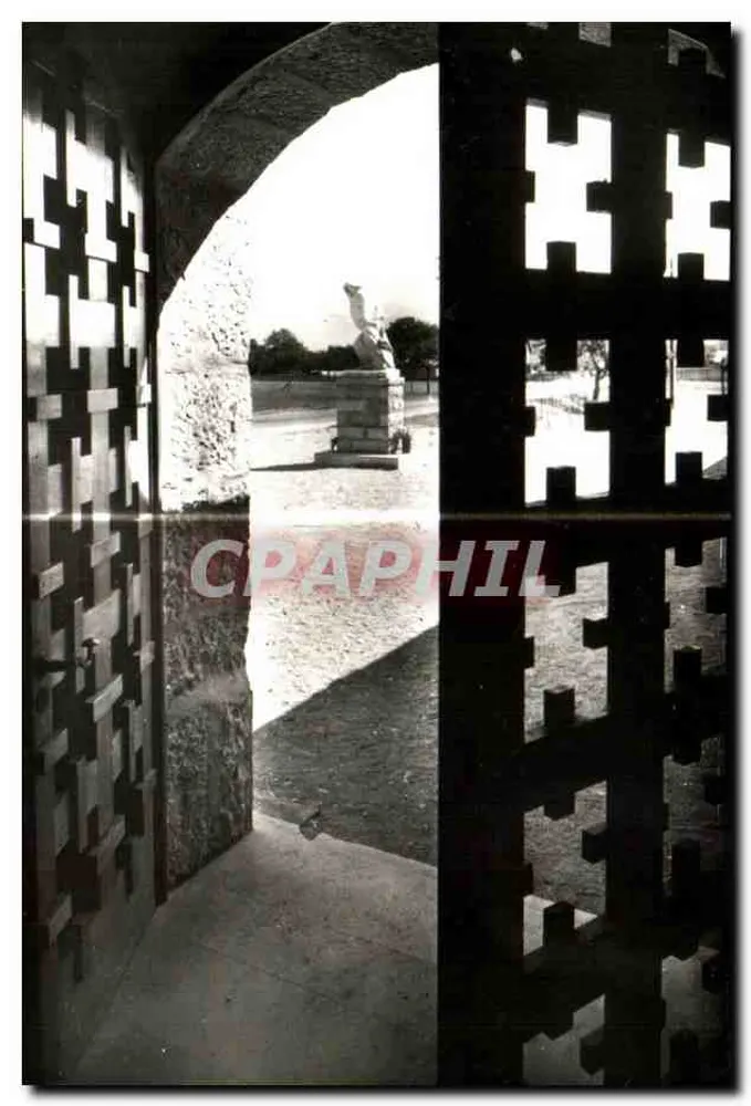 Segny (Ain) — Wallfahrtskirche N.-D. de la Route Blanche — Seitenportal in Form eines Pfadfinderkreuzes — (P. Pinsard : Architekt ; Belloni : Bildhauer) - Vorderseite