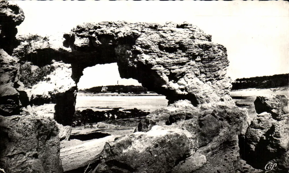 La Roche percée — Saint-Palais-sur-Mer — C.A.P. Photo - Frente
