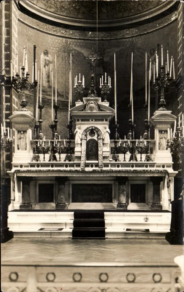 Interior de uma igreja — altar e candelabros — editor desconhecido - Frente