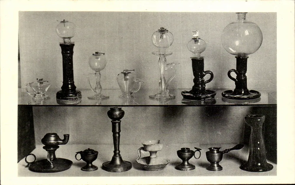 Verschiedene Modelle von Öllampen aus Ton, Glas und Metall — Wasserballon zur Lichtreflexion (oben rechts) — Musée Dauphinois - Vorderseite