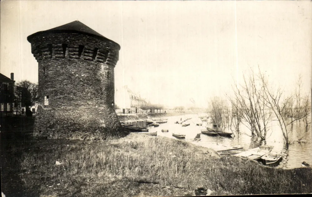 Tour de la Citadelle — vue sur le canal avec bateaux — éditeur non identifié - Voorkant