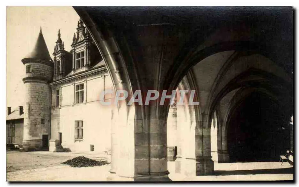 Castelo de Amboise — visão das galerias e da torre — editor Papegino, Tours - Frente