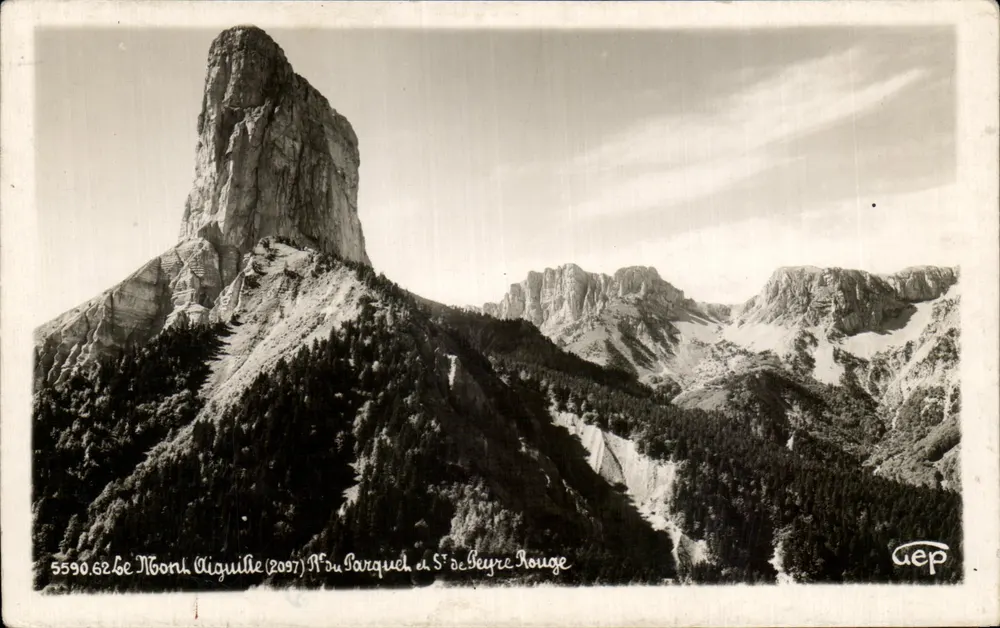 O Mont Aiguille (2097 m) — Vista do Parque e St. de Beyre Rouge — GEP - Frente