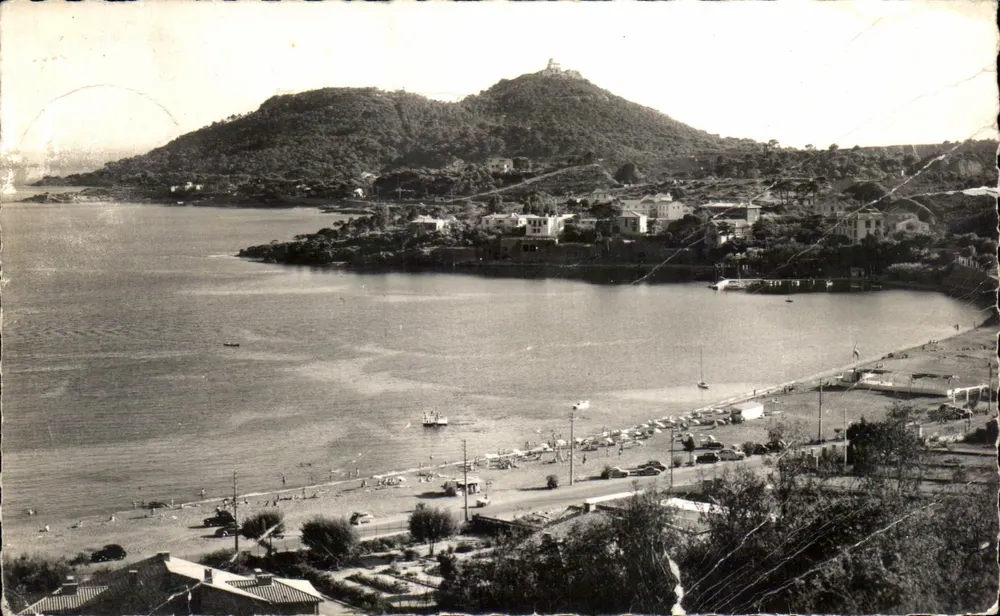 La Corniche d'Or - Agay — Vue générale de la plage et la baie — Editions Gorbella-Nice - Recto
