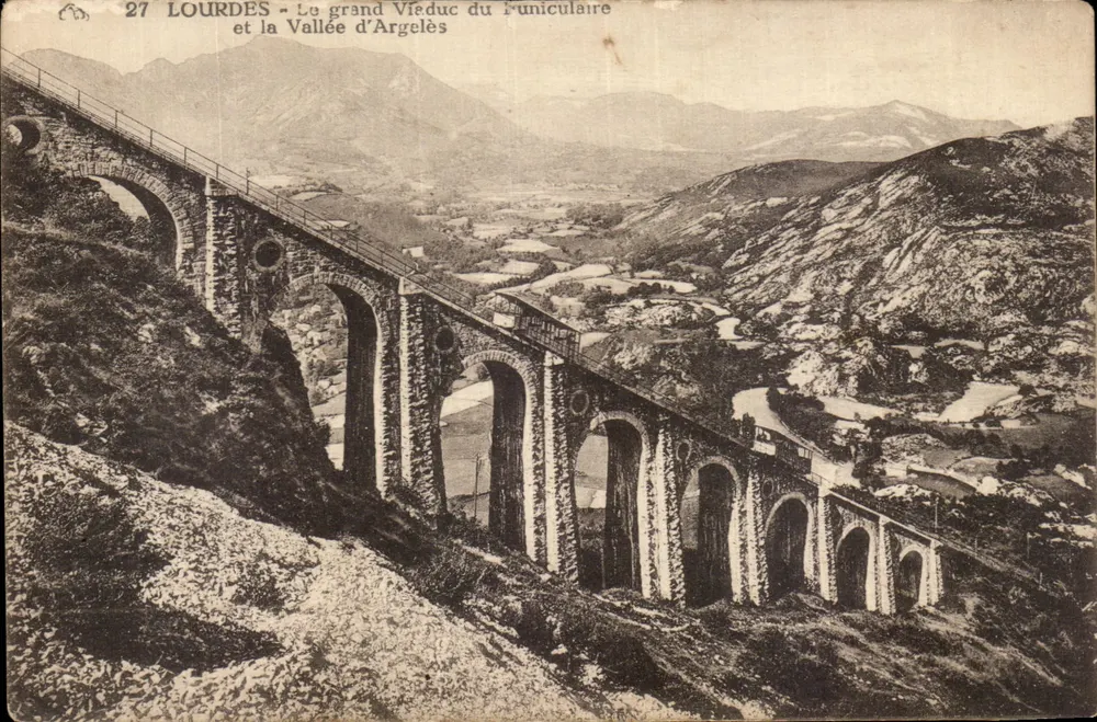 Lourdes — Der große Viadukt des Funiculars und die Talsohle von Argelès — Verleger: Alain (Arts Graphiques Lourdes) - Vorderseite