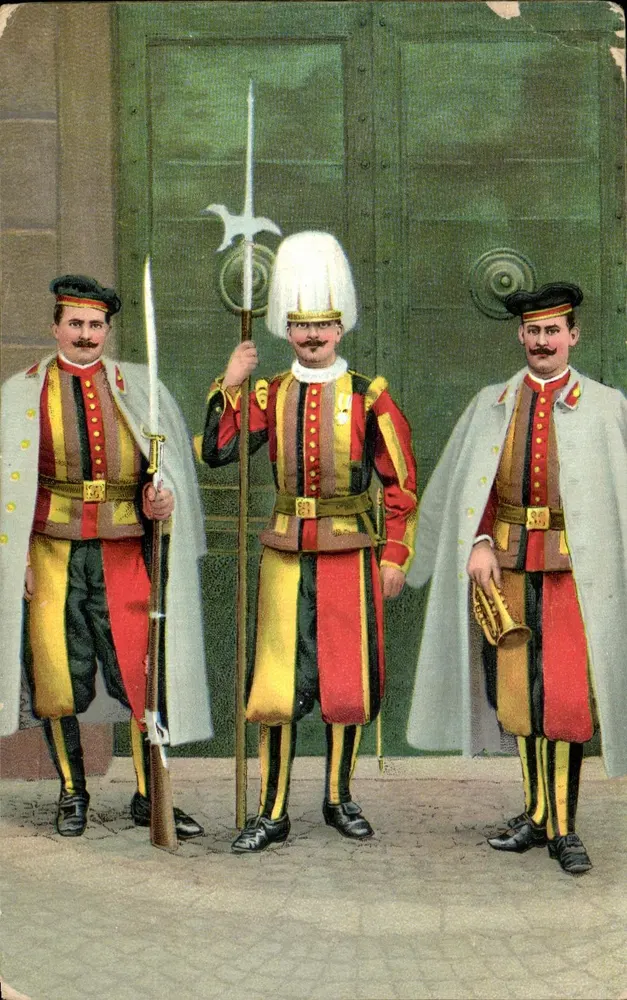 Trois gardes en uniforme — devant une grande porte — éditeur Stengel & Co, Dresde - Frente