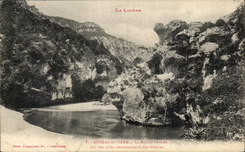 Gorges du Tarn — La Roche Percée — Phot. Labouche Fr. — Toulouse - Frente