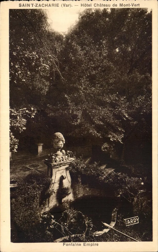 Saint-Zacharie (Var) — Hotel Château de Mont-Vert — Empire-Fontäne - Vorderseite
