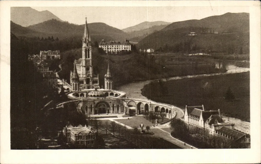 Lourdes — Die Basilika vom Fortschloss P. D. gesehen — Edition P. Doucet, Lourdes - Vorderseite