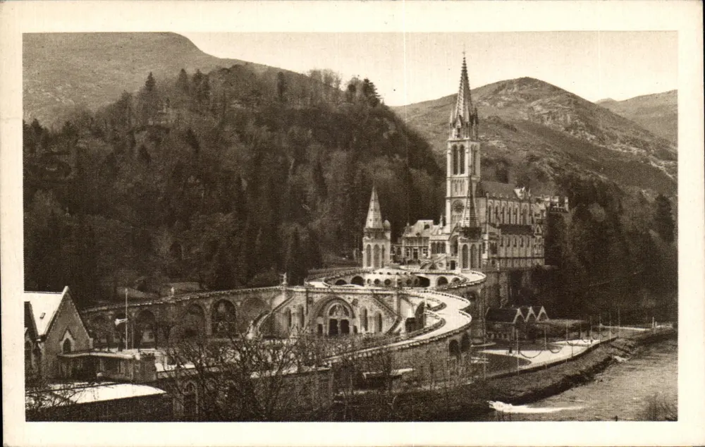 Lourdes — Vista geral da Basílica — Edição P. Doucel, Lourdes - Frente