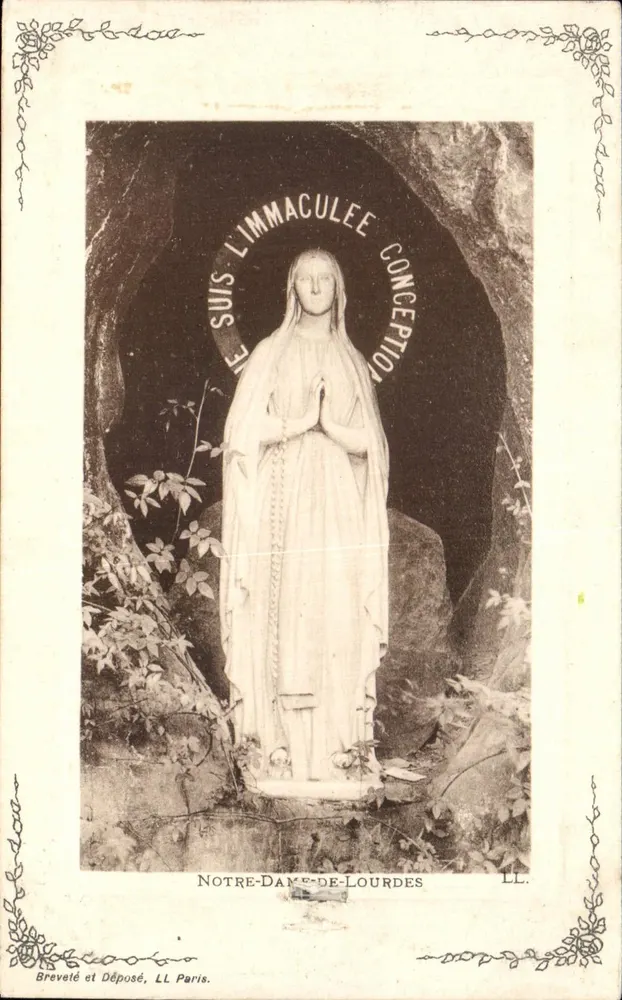 Nossa Senhora de Lourdes — estátua da Virgem Imaculada em uma gruta — LL Paris - Frente