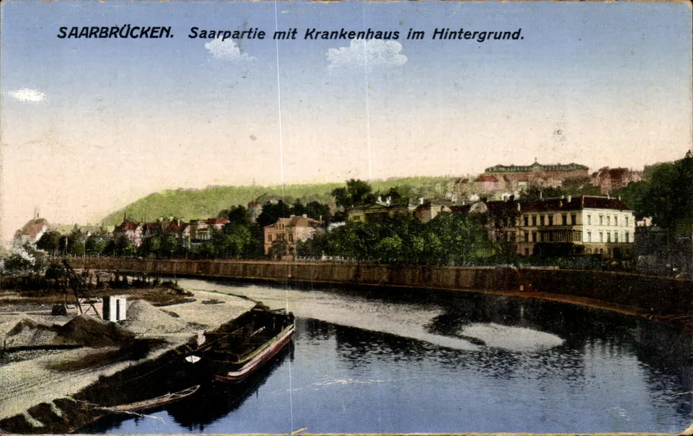 Saarbrücken — Saar mit Krankenhaus im Hintergrund — unbekannter Verlag - Vorderseite