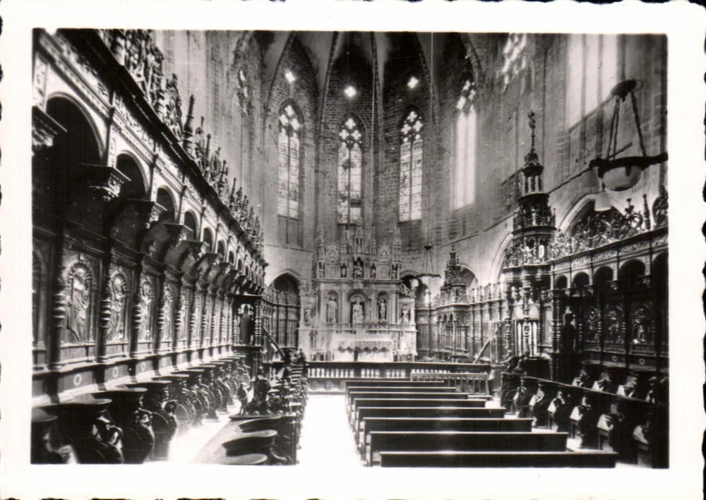 Saint-Bertrand de Comminges — Chor der Kathedrale — Die Bänke und der Hochaltar - Vorderseite