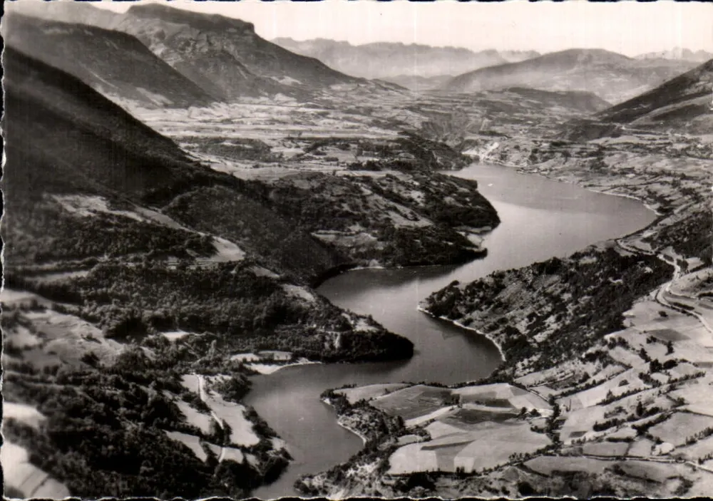 Tal des Drac — Luftbild des Sees Sautet, im Vordergrund die Brücke Beauffin bei du Motty - Vorderseite