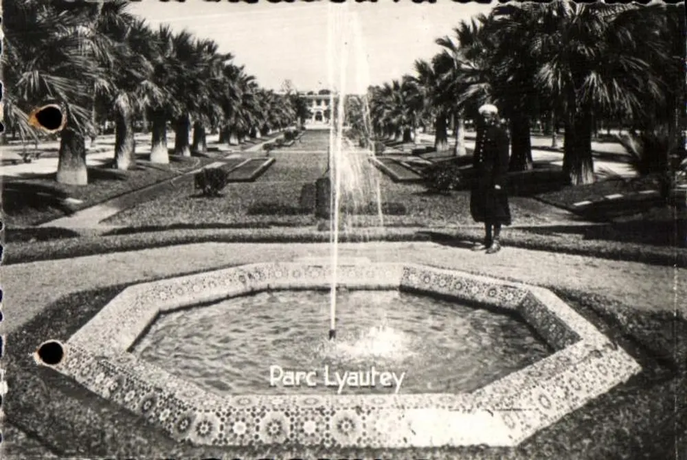 Parque Lyautey — Fonte octogonal e alamedas de palmeiras — Carte postale ancienne - Frente