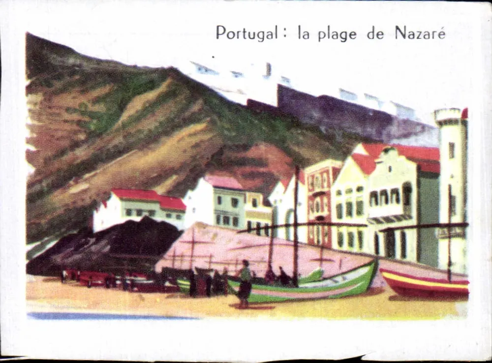 Portugal: a praia de Nazaré — vista do porto com falésias e barcos - Frente