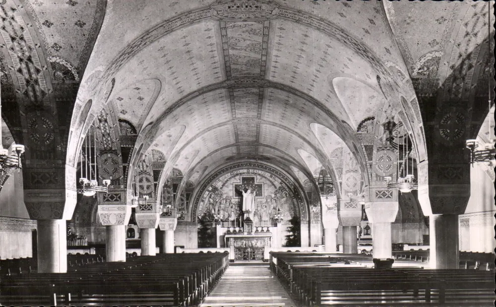 La Basílica de Lisieux — La Cripta — Vista general — BTI - Anverso